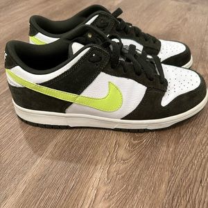 Size 9.5 mens Dunk 6.0 white/volt/dark army

Released in 2007